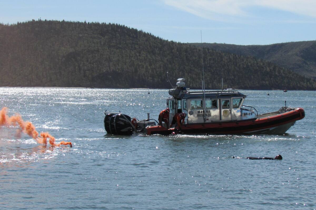 Practican rescate marítimo en la bahía de Guaymas