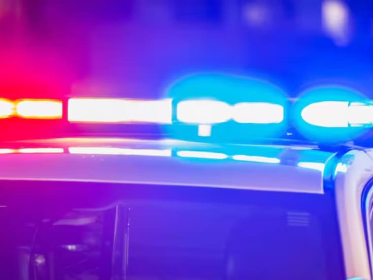 Pierde el control del vehículo y choca con poste de luz