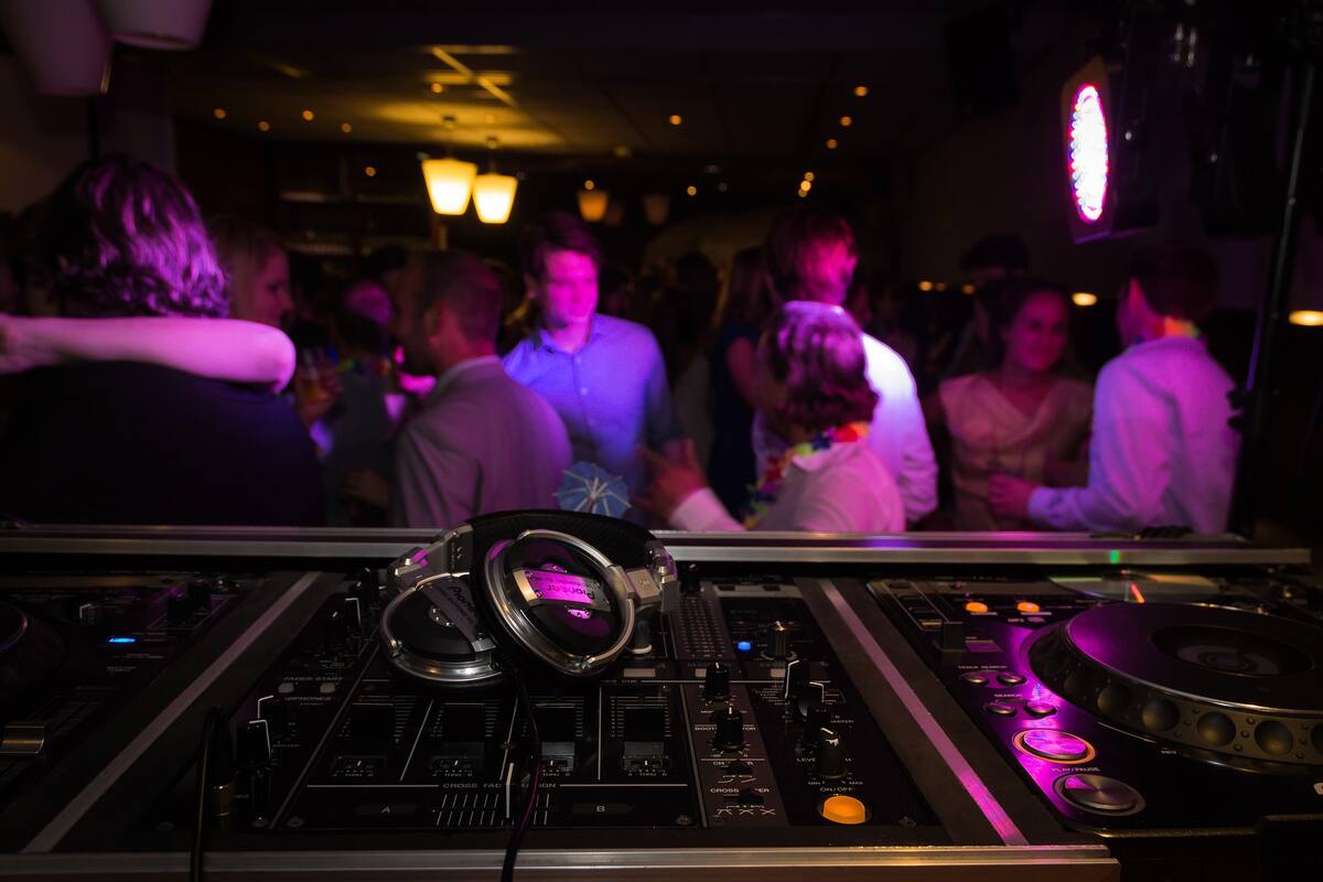Suspenden fiesta de 130 personas en discoteca de Ibiza por incumplir medidas ante Covid-19