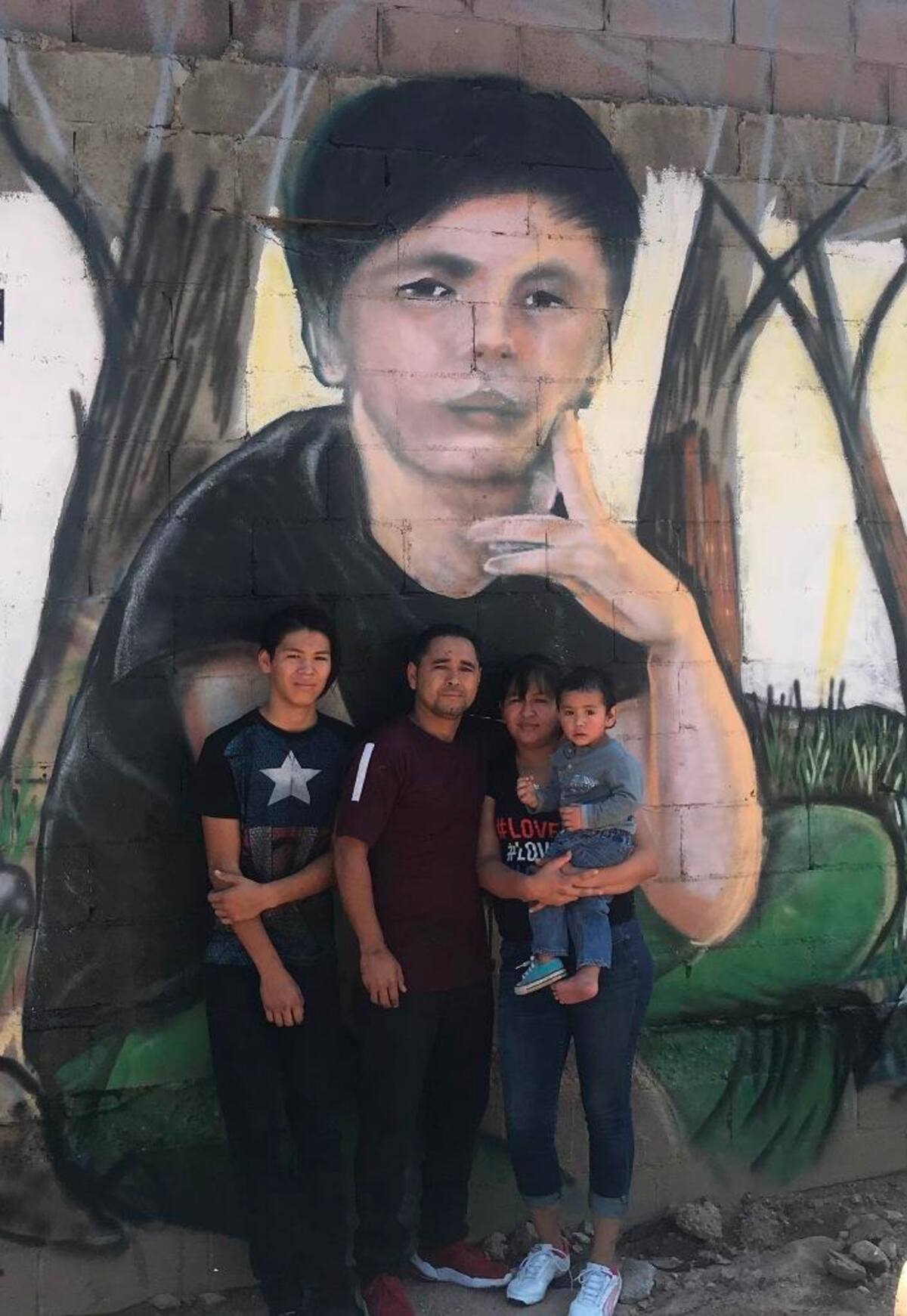 Padres y hermanos posan junto a la imagen de Jonathan.
