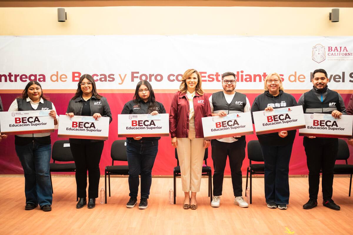 Beneficia gobernadora a estudiantes universitarios con becas