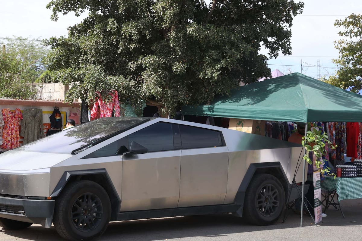 Matrimonio impulsa granja familiar y vende huevos orgánicos desde su Cybertruck en tianguis de Hermosillo