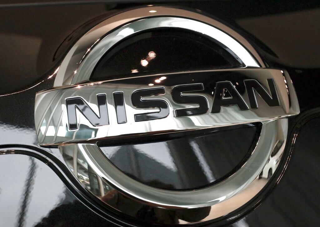 ARCHIVO - Foto de archivo, 9 de febrero de 2017, del logo de Nissan en un auto en la galería de su sede global en Yokohama, Japón. Nissan y la surcoreana Kia están retirando vehículos debido a diversas fallas. (AP Foto/Shizuo Kambayashi, File)