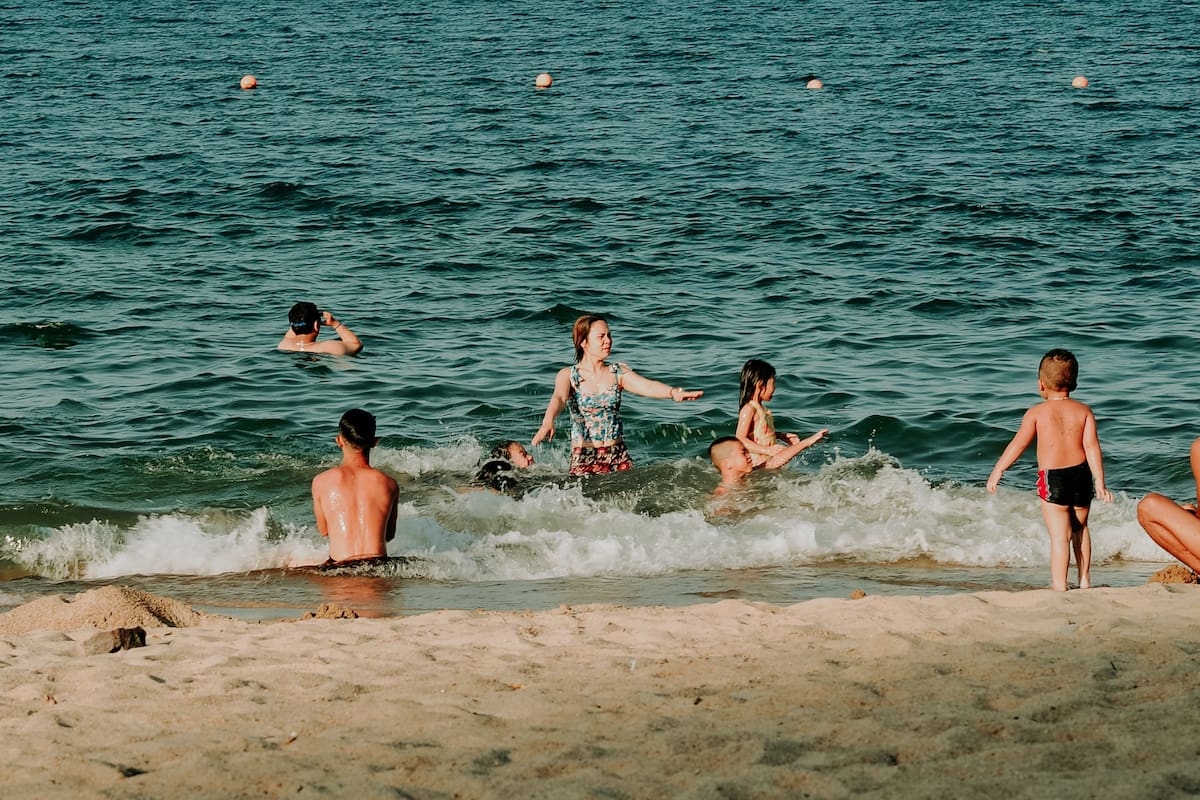 Por qué la piel se siente tirante tras nadar en el mar, según la ciencia