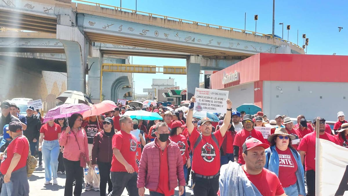 Maestros salieron a marchar a las calles de Nogales, Sonora. / Imagen por Manuel Jiménez.