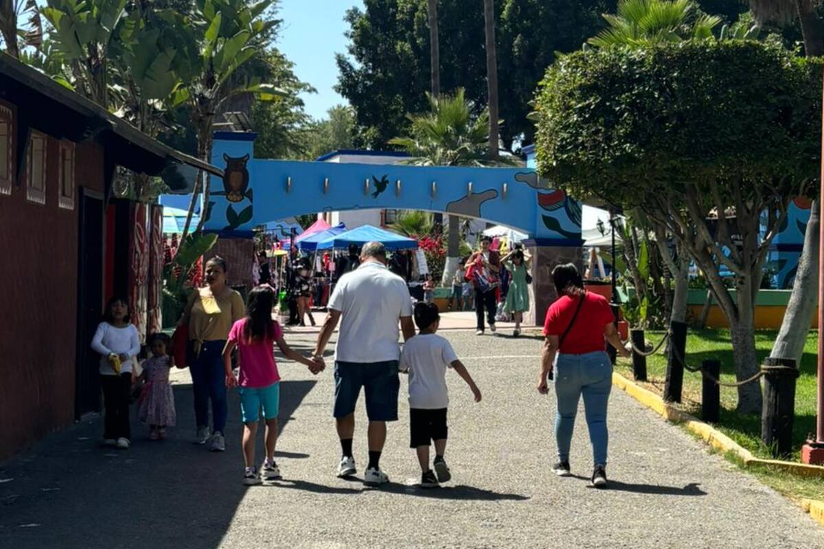 Festejan padres de familia su Dia en parque Morelos