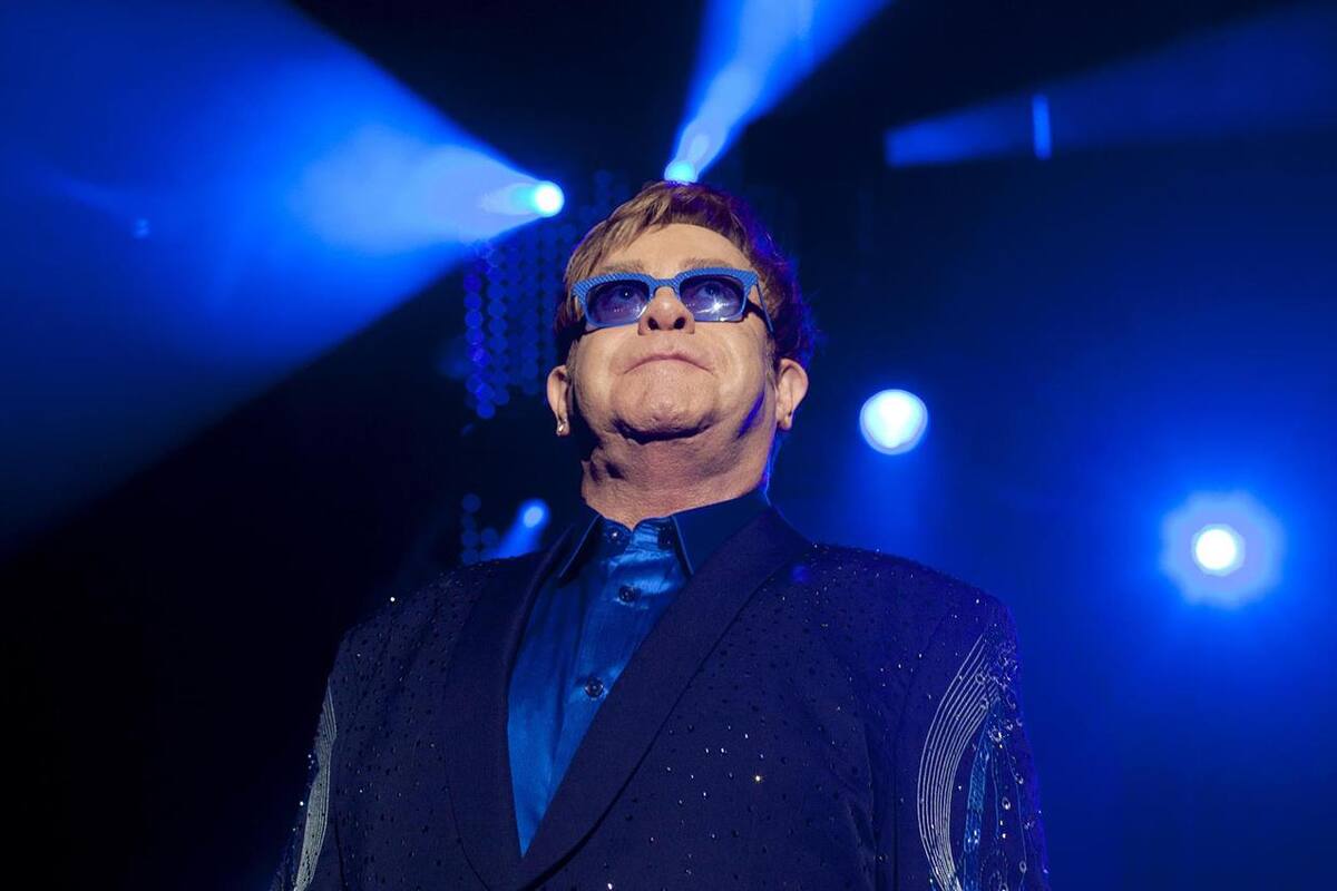 Elton John dedica palabra de aliento a ucranianos durante concierto