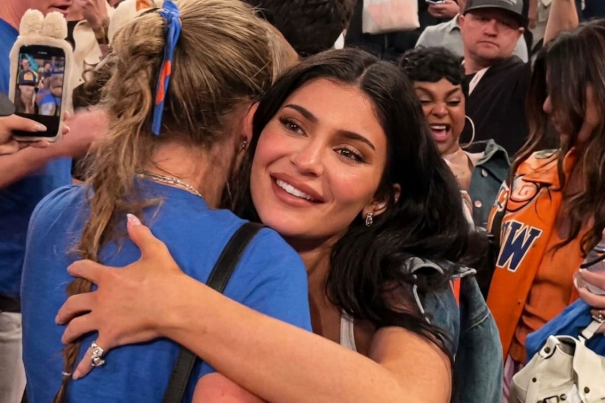 Taylor Swift sorprende al abrazar a Kylie Jenner durante las Finales de la NBA 2026 y desata reacciones en redes