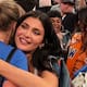 Taylor Swift sorprende al abrazar a Kylie Jenner durante las Finales de la NBA 2026 y desata reacciones en redes