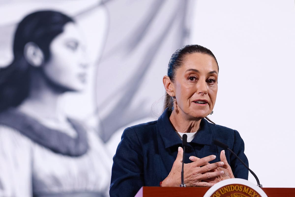 Claudia Sheinbaum consideró "bueno" el que Colombia y Estados Unidos hayan conseguido un acuerdo tras la crisis diplomática del domingo que surgió porque el mandatario colombiano, Gustavo Petro, se negó en un principio a recibir aviones con deportados. | Crédito: EFE/ Sáshenka Gutiérrez