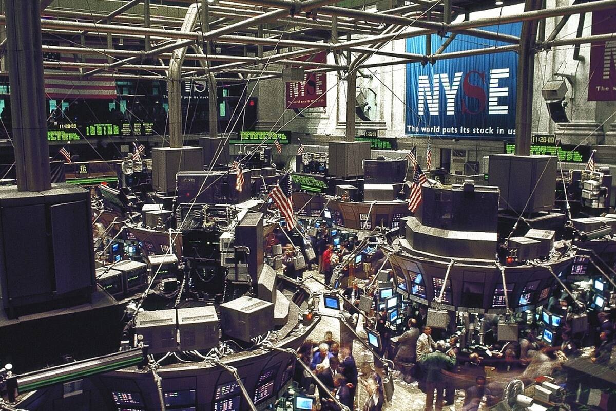 Enfrenta el peso revés, mientras el dólar recupera terreno