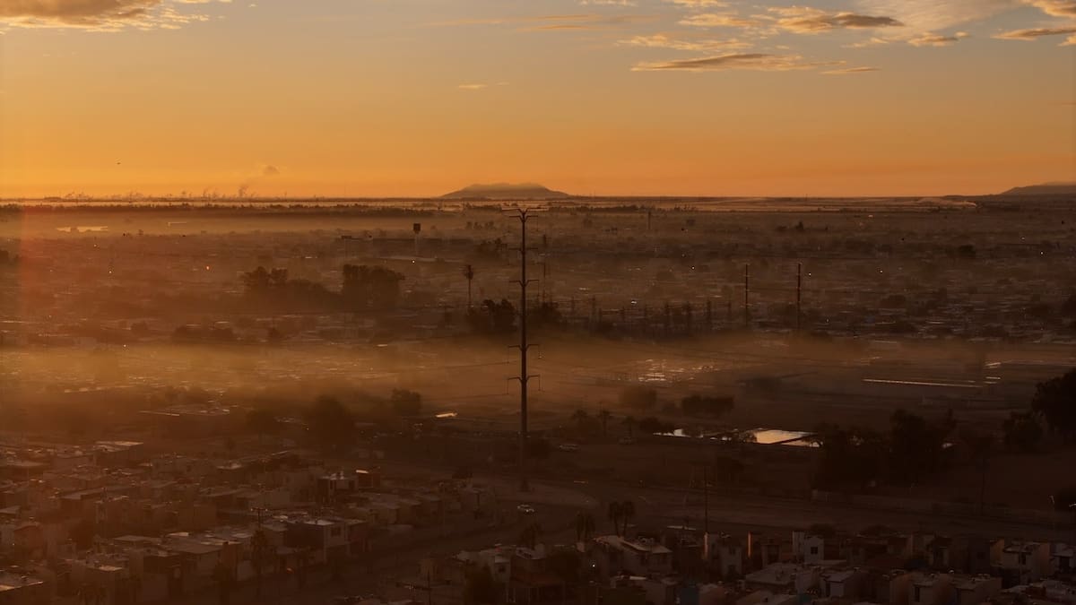 A pesar de las condiciones climáticas de la víspera de Año Nuevo, Mexicali inició las primeras horas del 2026 con una mala calidad del aire. (Foto: Arturo Ceceña)