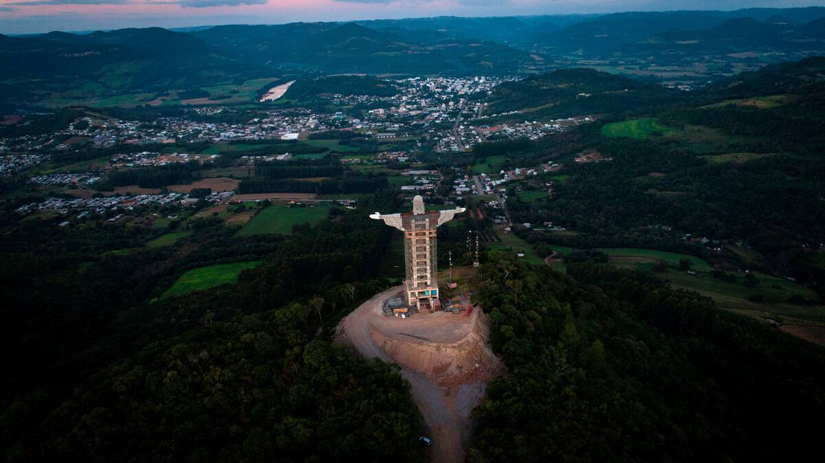 Fotografía aérea tomada con un dron que muestra la construcción del Cristo Protector, el 12 de abril de 2021 en Encantado, Río Grande del Sur (Brasil). EFE/ Daniel Marenco
