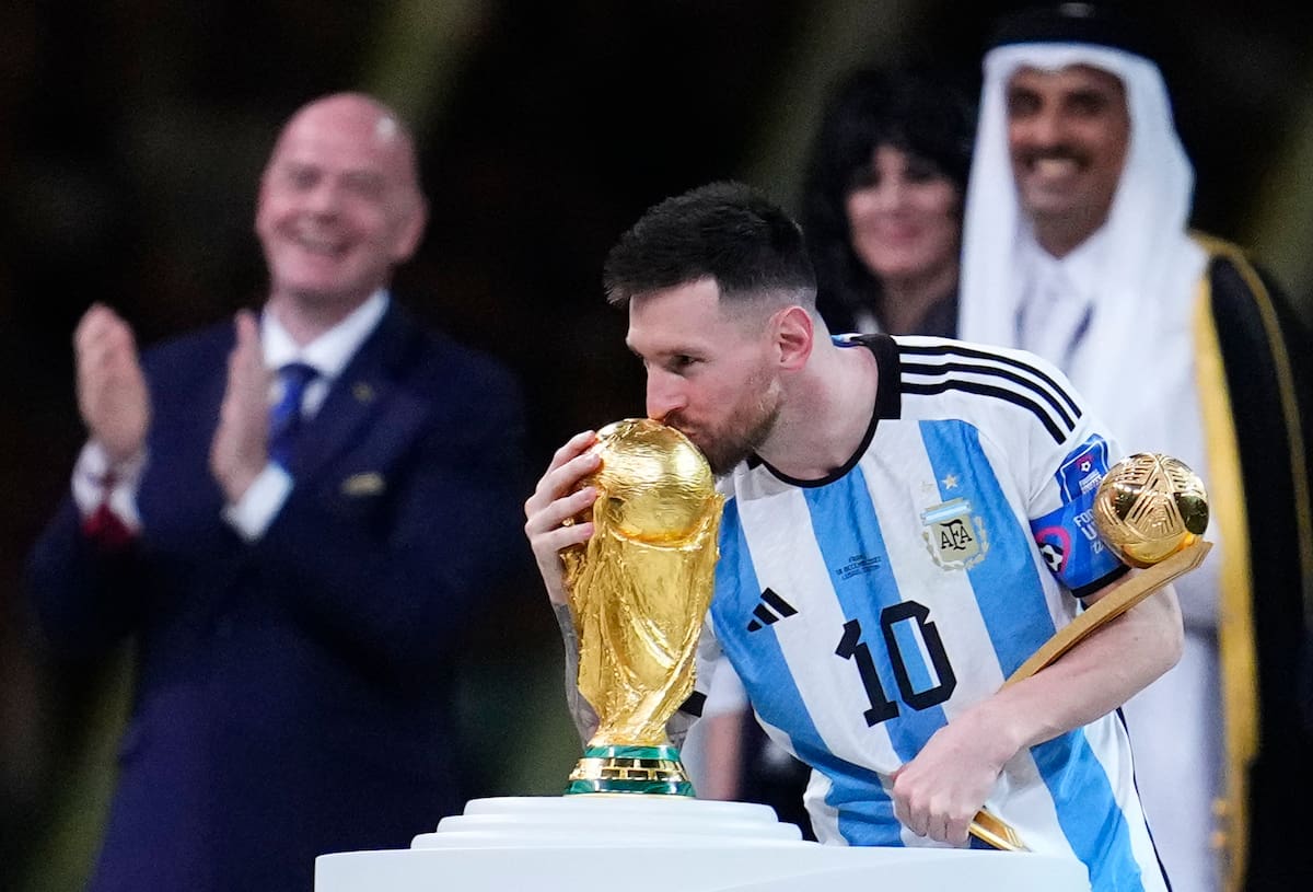 Lionel Messi, de la selección argentina, besa la Copa del Mundo, tras conquistarla el domingo 18 de diciembre de 2022, en Lusail, Qatar (AP Foto/Natacha Pisarenko)