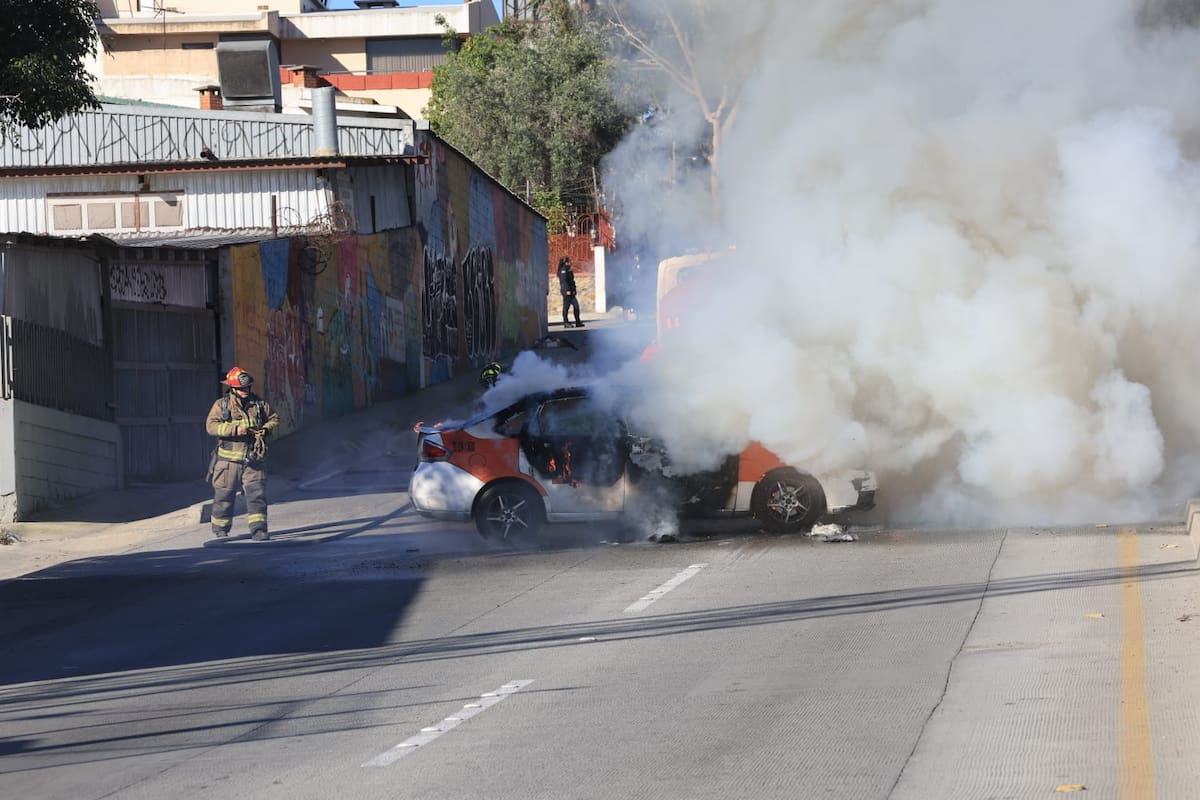 La unidad fue empujada hacia la vialidad y prendida en llamas; no se reportan personas lesionadas. Foto: Sergio Ortiz