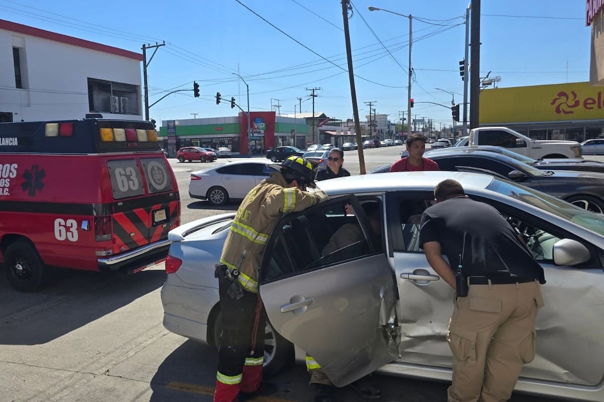 Rescatan a adulto mayor atrapado en vehículo tras accidente en San Luis Río Colorado
