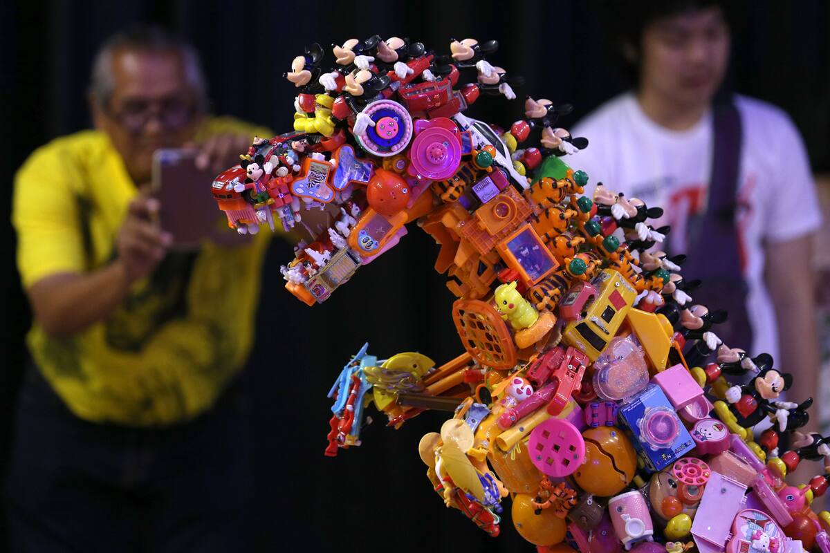 Crean parque jurásico de juguetes desechados