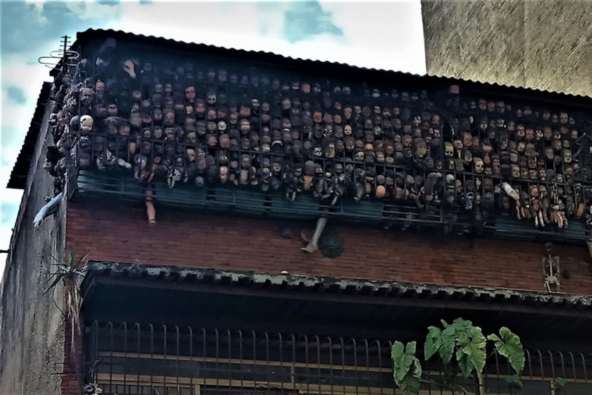 La historia detrás de un balcón repleto de cabezas de muñecas en Caracas