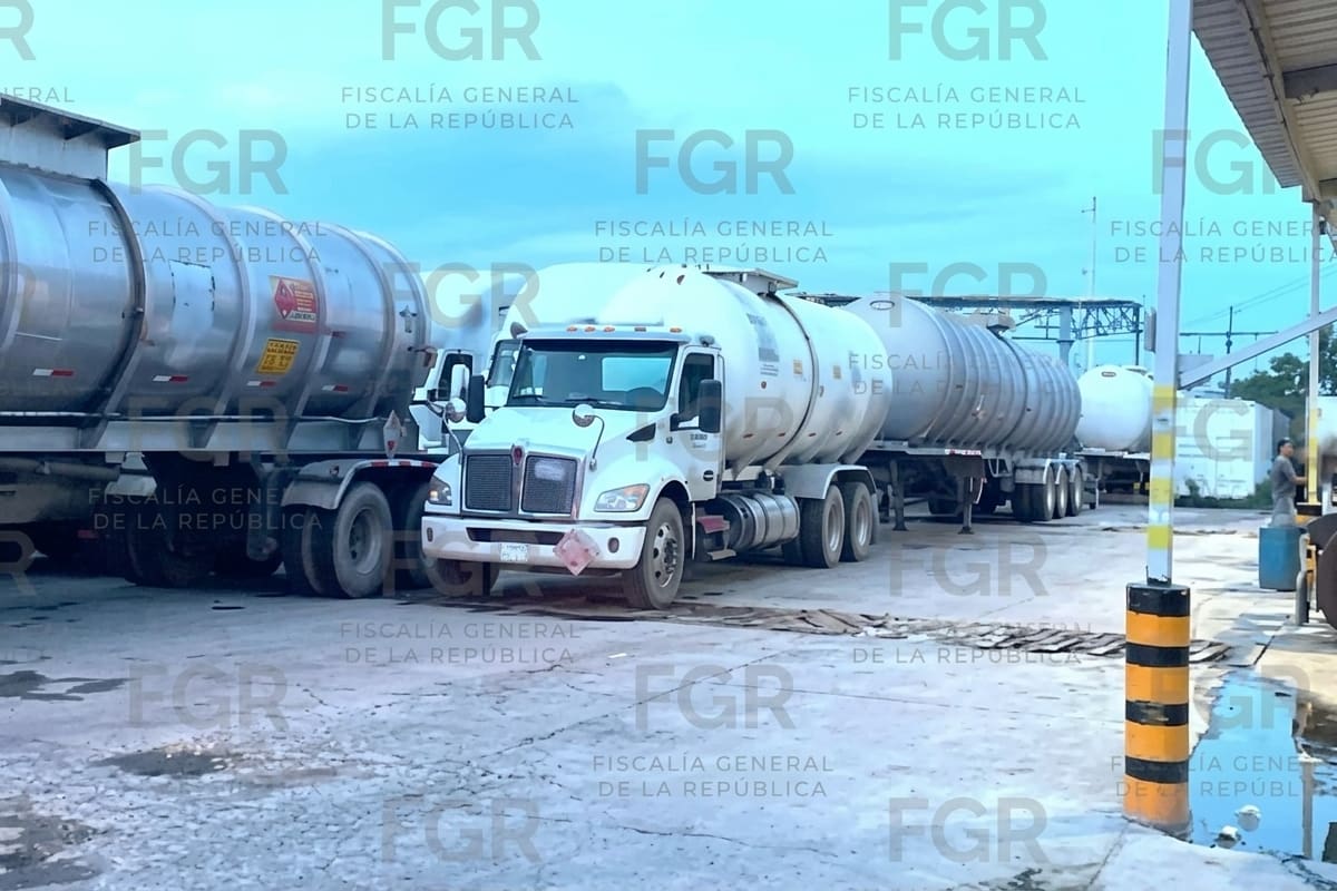 FGR asegura 30 tractocamiones y 21 pipas tras catear dos predios en Jalisco tras una denuncia por presunto tráfico de combustible