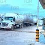 FGR asegura 30 tractocamiones y 21 pipas tras catear dos predios en Jalisco tras una denuncia por presunto tráfico de combustible