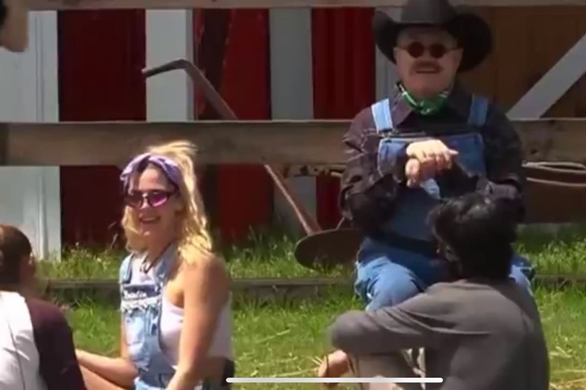 “También es gay”: Pedrito Sola se olvida que trae micrófono y ‘saca del clóset’ a David Zepeda frente a Kunno en La Granja VIP