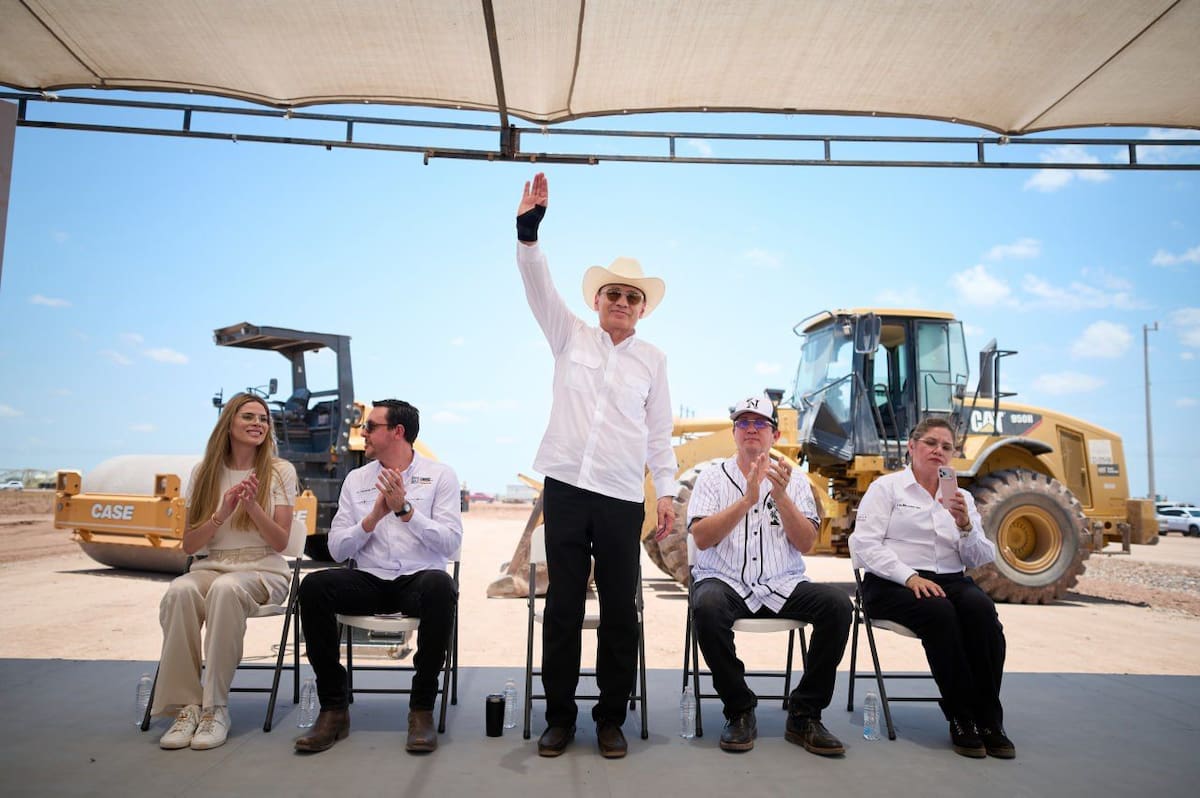 Alfonso Durazo supervisó el avance del desarrollo habitacional que forma parte del Programa Nacional de Vivienda en Sonora. FOTO: ESPECIAL