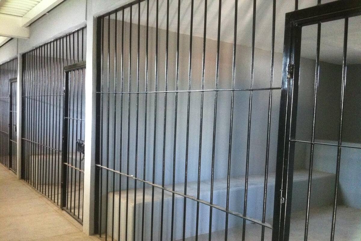 Abren investigación por presunto suicidio de hombre en celdas de Rosarito