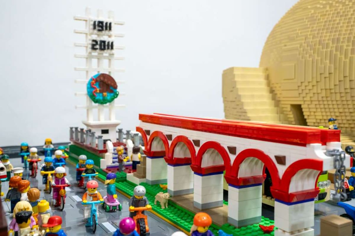 Una exhibición inspirada en los lugares más emblemáticos de Tijuana sorprendió a visitantes con réplicas hechas de LEGO para conmemorar el aniversario de la ciudad.
Fotos: Border Zoom.