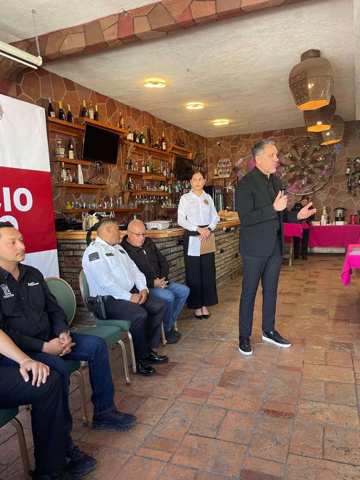 Un total de 63 trabajadores de 25 establecimientos participaron en el programa “Comercio Seguro en Rosarito”, donde recibieron capacitación en prevención del delito, primeros auxilios y protocolos de atención a emergencias. Foro: Carmen Gutierrez