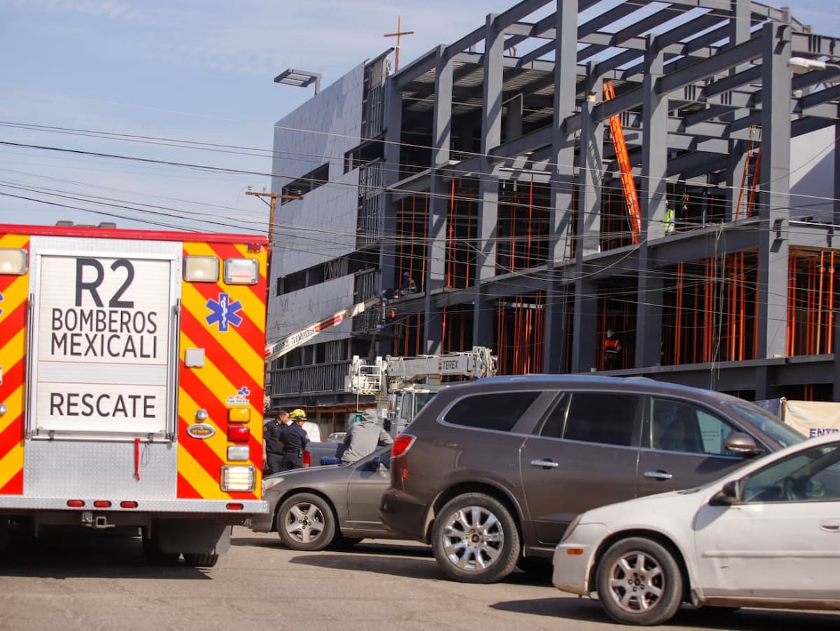 Un hombre que trabajaba en una obra de un hospital particular sufrió una descarga eléctrica y cayó desde una altura aproximada de 8 metros, quedando en estado grave. Foto: Johnny Morales
