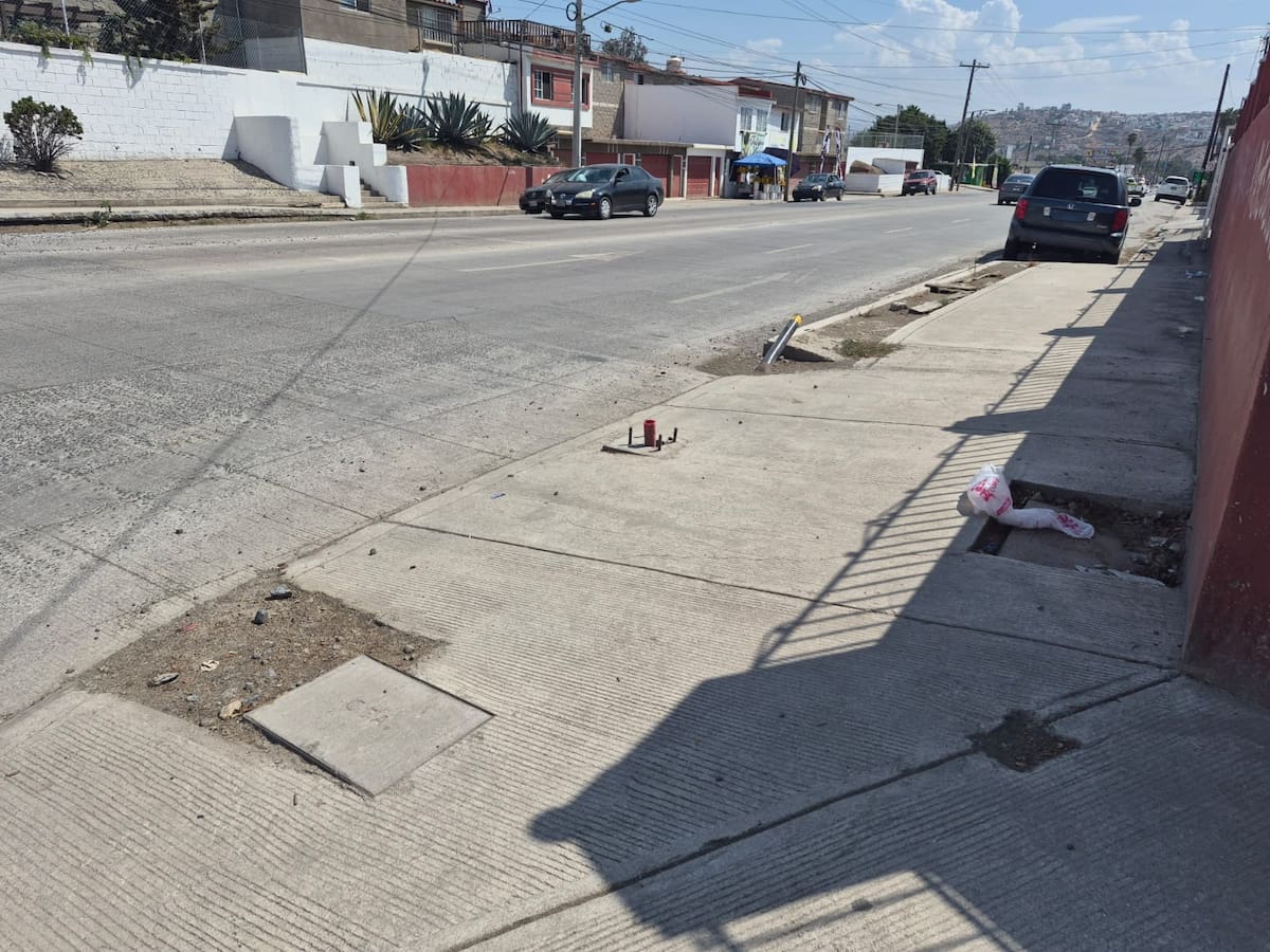 Tramos de banqueta sin concluir, espacios abiertos y obstáculos dificultan el paso de peatones en el crucero de Ruiz y Ámbar, en Ensenada. Foto: Cortesía