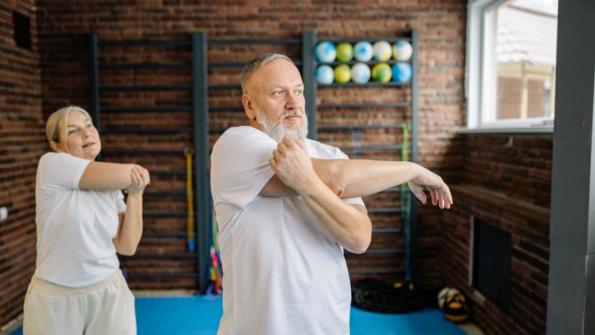 Cómo una rutina diaria de solo 4 minutos puede mejorar la movilidad, el equilibrio y la independencia de los adultos mayores de 65 años, según especialistas