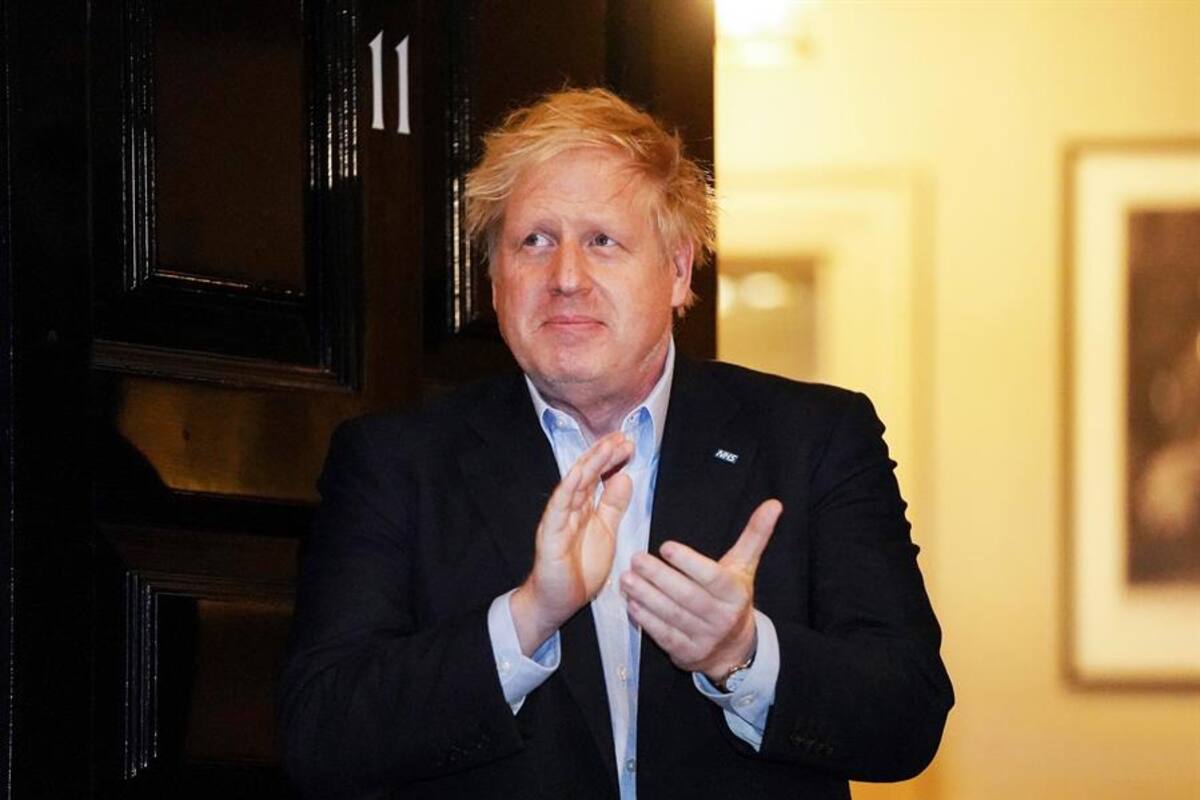 Boris Johnson continúa aislado con fiebre