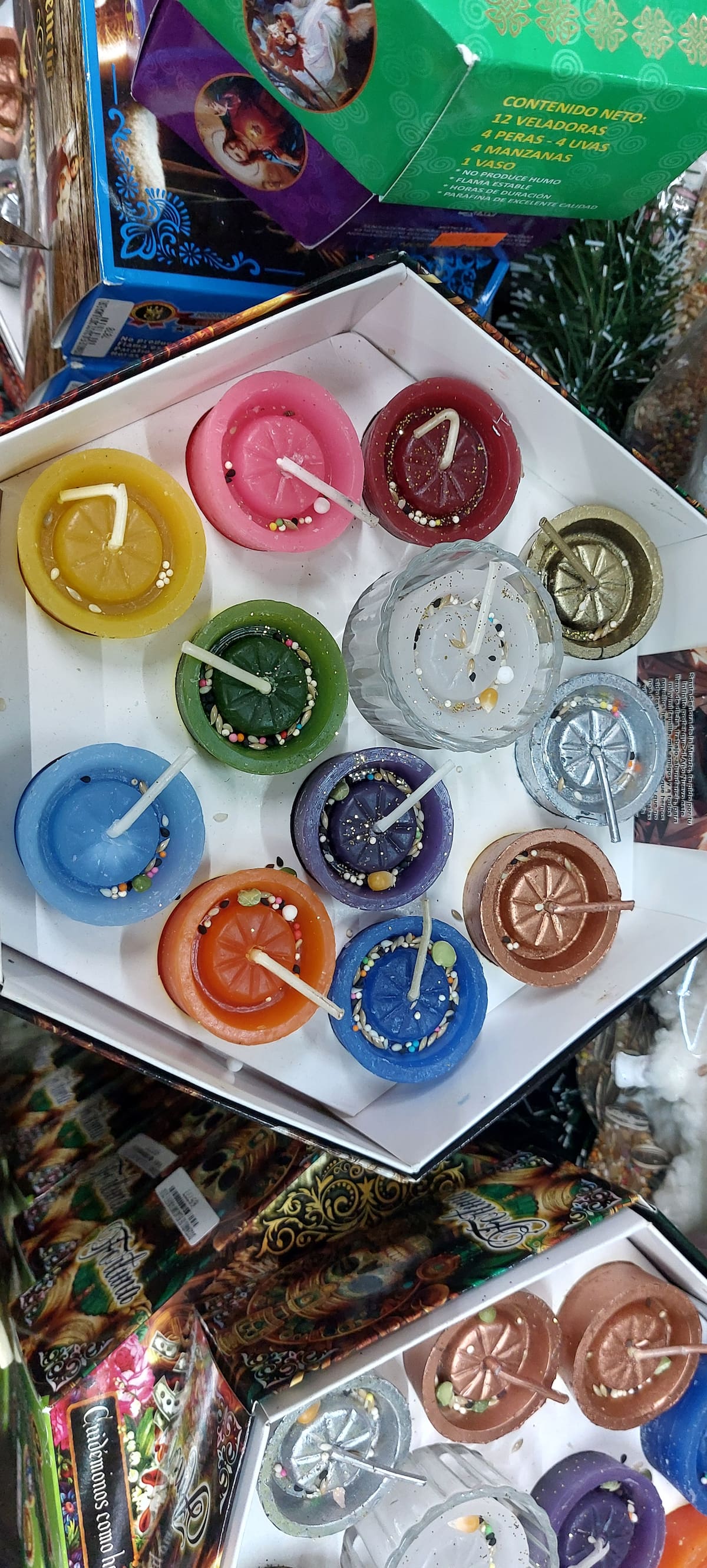 Comerciantes indican que veladoras, inciensos y objetos simbólicos marcan el cierre del año y las expectativas para el siguiente. Foto: Michelle Castillo