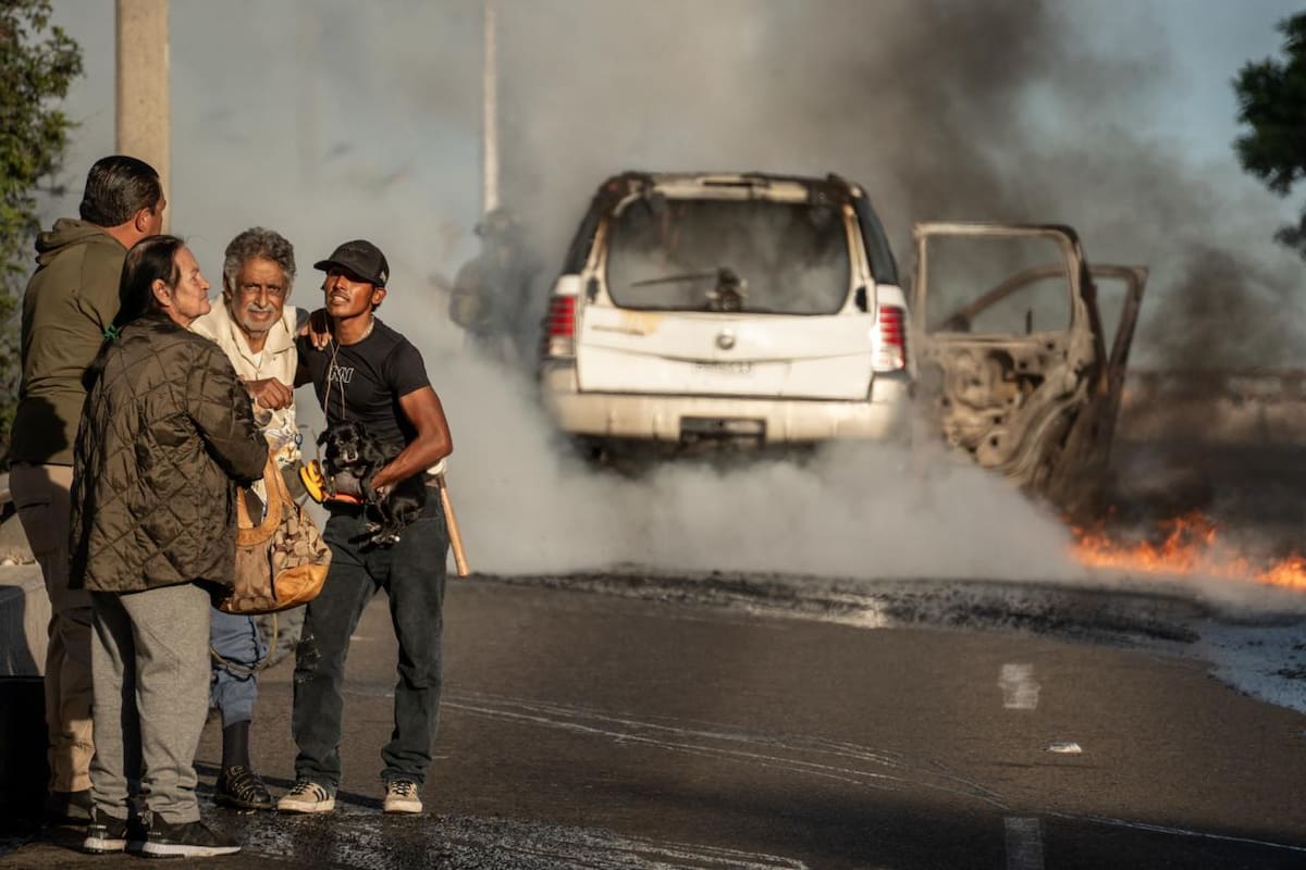 El siniestro obligó al cierre temporal del acceso mientras bomberos controlaban el fuego. Foto: Border Zoom