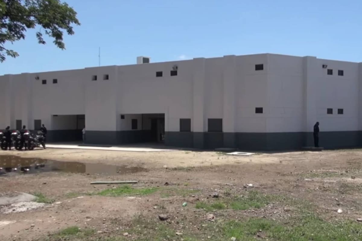 Hallan armas y explosivo tras riña en penal de Culiacán