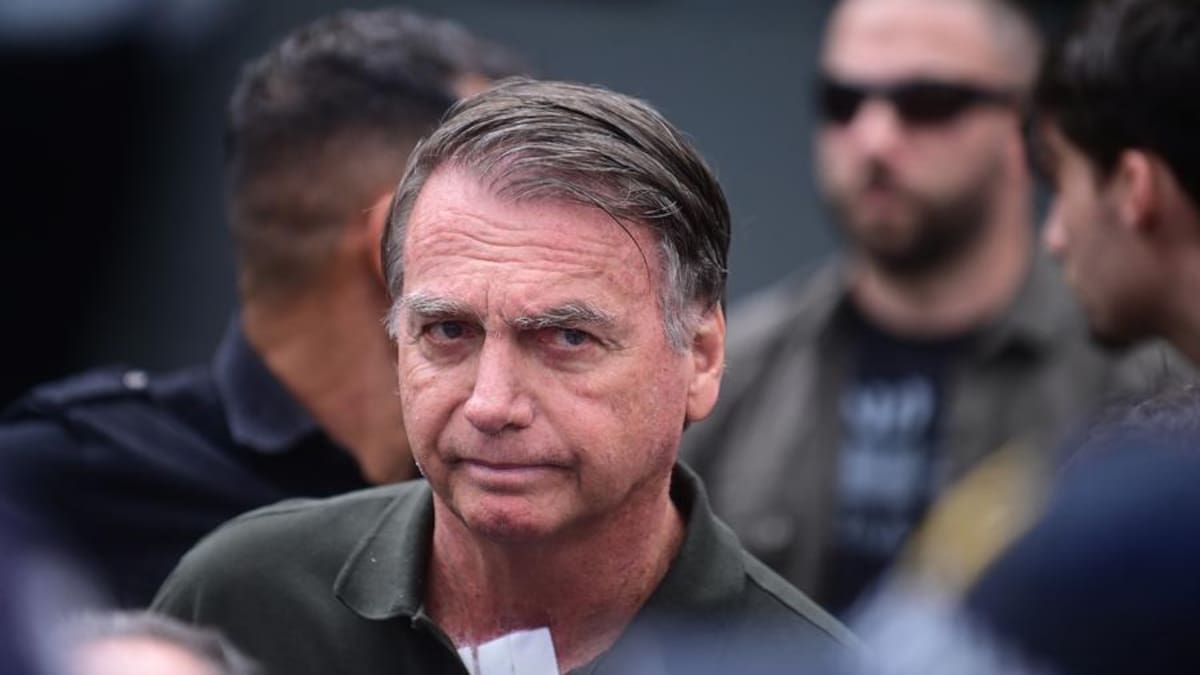 Jair Bolsonaro permanece hospitalizado tras una nueva cirugía para tratar crisis persistentes de hipo, será sometido a más estudios médicos y su regreso a prisión queda en suspenso mientras avanza su recuperación