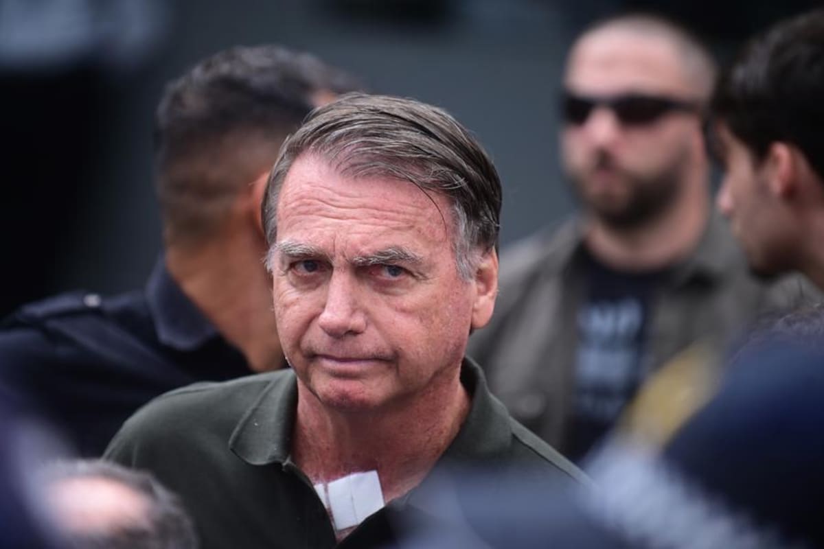 Jair Bolsonaro permanece hospitalizado tras una nueva cirugía para tratar crisis persistentes de hipo, será sometido a más estudios médicos y su regreso a prisión queda en suspenso mientras avanza su recuperación