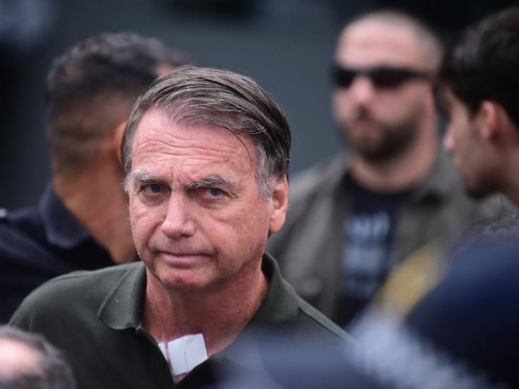 Jair Bolsonaro permanece hospitalizado tras una nueva cirugía para tratar crisis persistentes de hipo, será sometido a más estudios médicos y su regreso a prisión queda en suspenso mientras avanza su recuperación