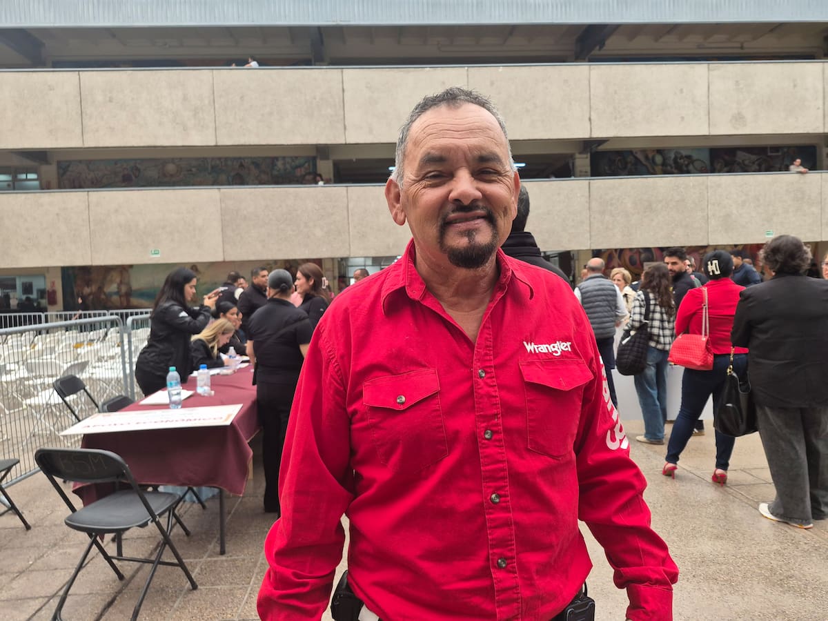 Rolando Pérez de Carlos Alejandra A.C., ofrece preparados herbolarios a personas con enfermedades crónico-degenerativas, fue uno de los beneficiados.
Foto: Michelle Castillo