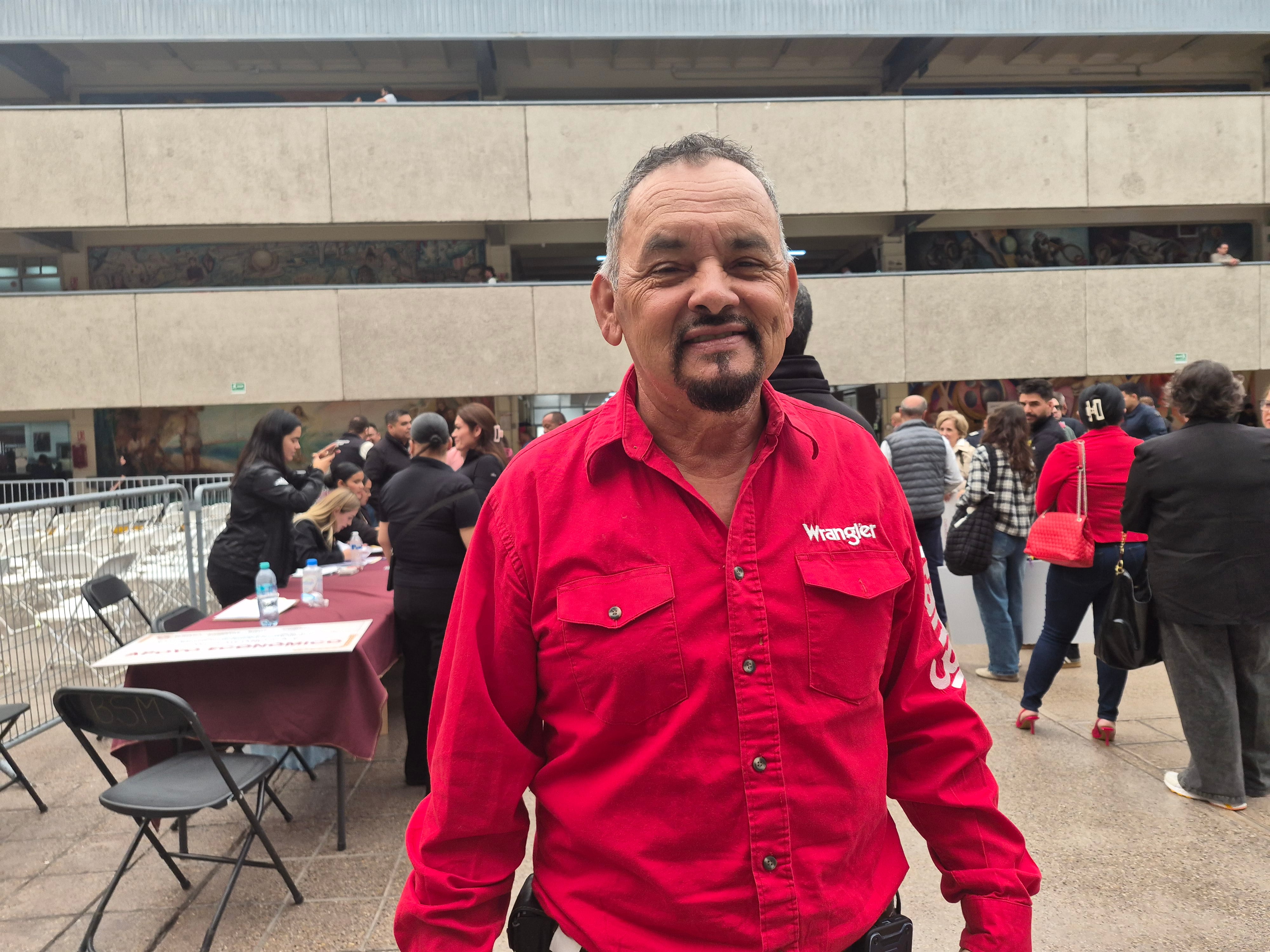 Rolando Pérez de Carlos Alejandra A.C., ofrece preparados herbolarios a personas con enfermedades crónico-degenerativas, fue uno de los beneficiados.
Foto: Michelle Castillo