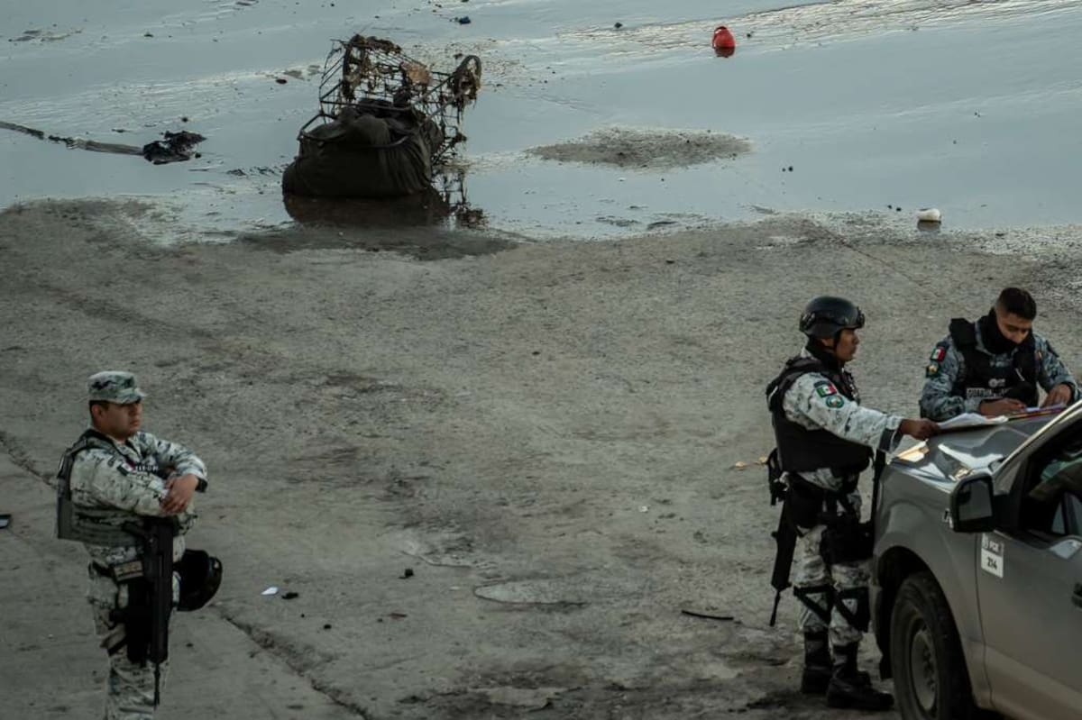 trabajadores que realizaban labores de limpieza en el cauce se percataron de la presencia de un bulto envuelto en una cobija negra. Foto: BorderZoom