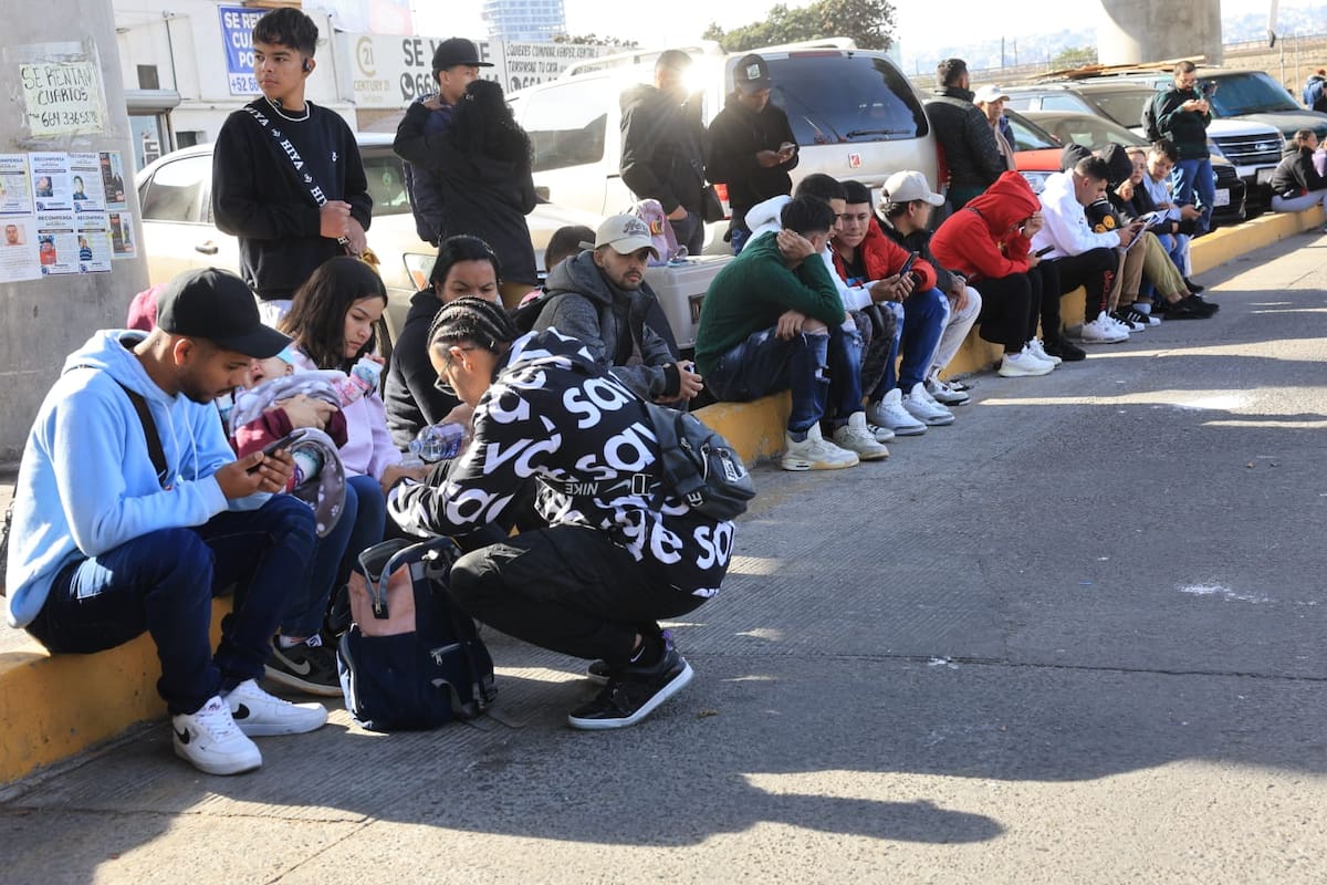 Decenas se quedaron esperando en la garita El Chaparral.