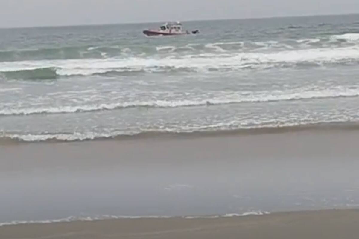 Arrastra ola a un menor en playa Corona