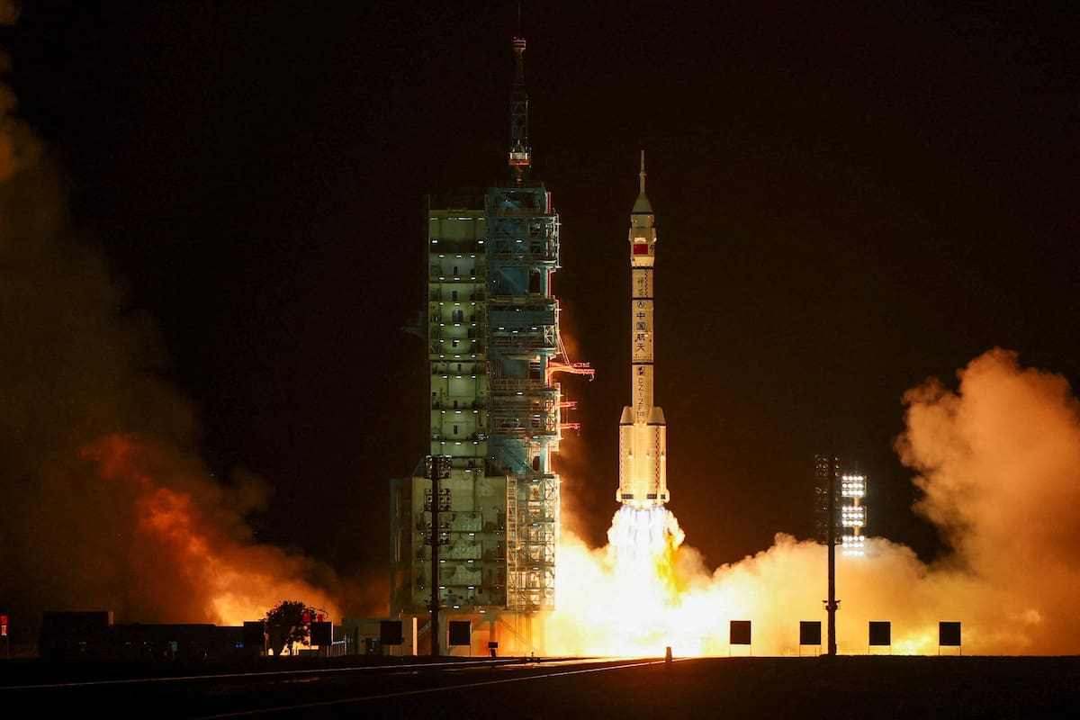 Un cohete Long March 2F que transporta la nave espacial Shenzhou-23 con los astronautas Zhu Yangzhu, Zhang Zhiyuan y Lai Ka-ying, que es el primer astronauta de Hong Kong, despega hacia la estación espacial china Tiangong desde la plataforma de lanzamiento del Centro de Lanzamiento de Satélites de Jiuquan, cerca de Jiuquan, provincia de Gansu, China, 24 de mayo de 2026. REUTERS/Maxim Shemetov