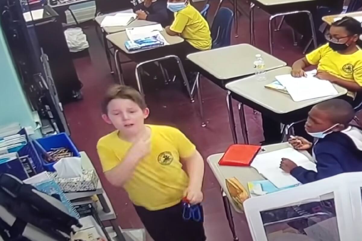 Video: Profesora salva a un alumno de morir atragantado