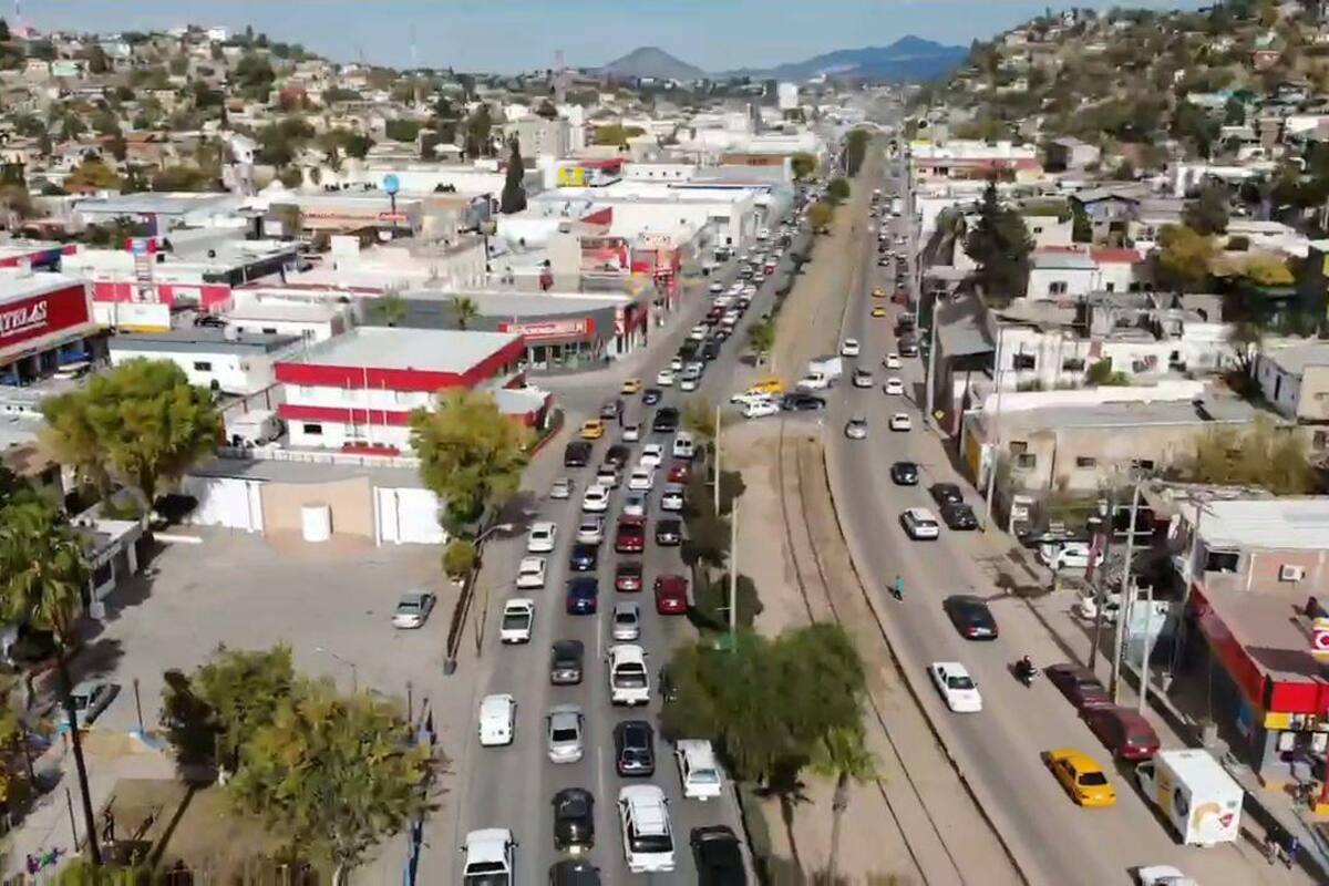 Hacen hasta 5 horas para cruzar a EU en Nogales