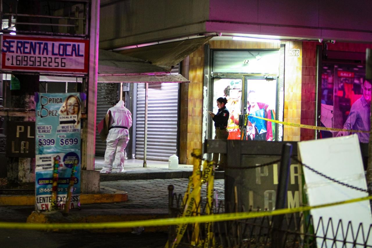 Según información preliminar, el presunto responsable sería un hombre quien vestía un suéter gris con capucha y huyó en dirección a la zona de Burger King. Foto: Cortesía / Border Zoom