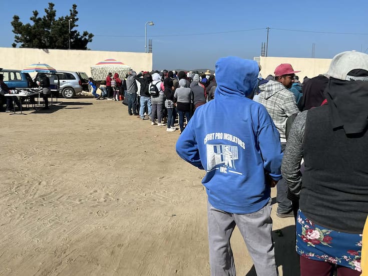 Jornaleros tardan horas en cobrar su pago en San Quintín