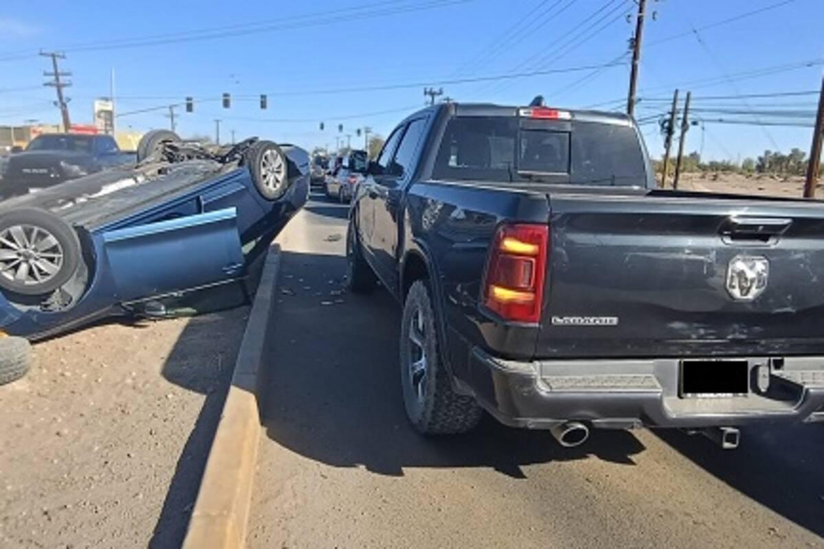 Auto vuelca en la carretera a San Felipe y choca contra una pick-up